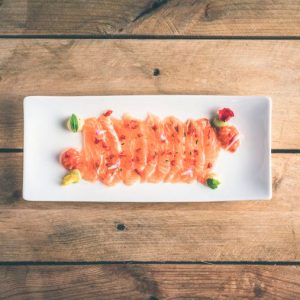 Sashimi de salmón marinado, mahonesa oriental y guacamole cítrico