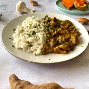 Guiso de setas curryficado, arroz de coco y boniato asado